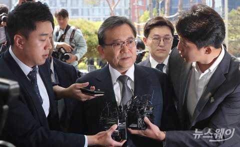 ‘뇌물수수·성범죄 의혹’ 김학의 구속 사흘만에 첫 소환