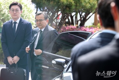檢, 김학의 ‘추가 뇌물’ 정황 포착···“저축은행서 억대 금품 받아”