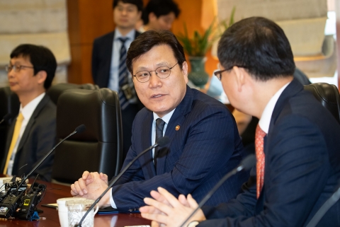 최종구 금융위원장 “차이니즈월·업무위탁 및 겸영·부수업무 규제 개선”
