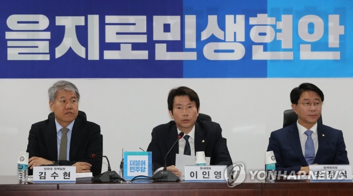 이인영 더불어민주당 원내대표와 김수현 청와대 정책실장은 당정청협의회에서 버스 대란에 대해 관료사회가 문제라고 지적했다.