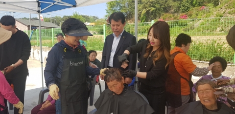 삼도농협, 관내 어르신에게 孝사랑 이·미용봉사 실시