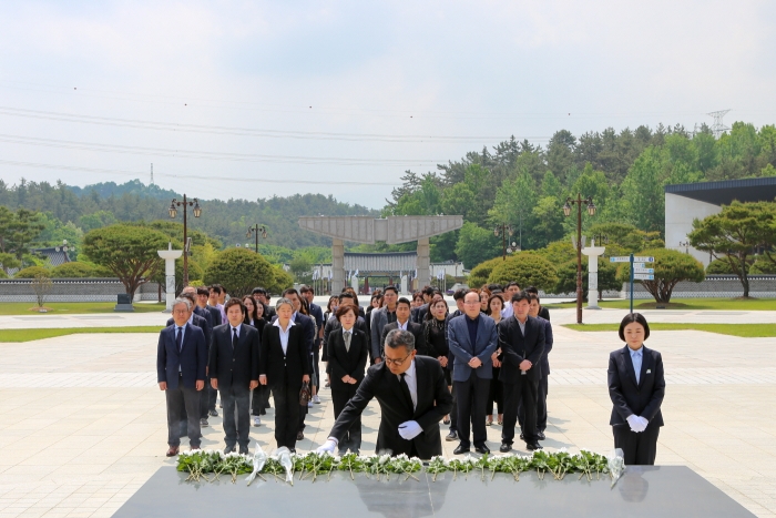 광주문화재단 김윤기 대표이사(가운데)와 직원들이 국립5․18민주묘지을 참배하고 있다.