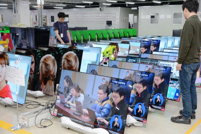 LG전자 직원이 구미사업장 내 신뢰성시험실에서 포장된 상태의 올레드 TV를 다시 뜯어 품질 테스트를 진행하고 있다. 사진=LG전자