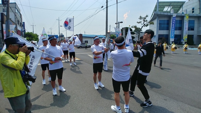 군산시, 서천군 주최 충남 도민체육대회 성화봉송 참여