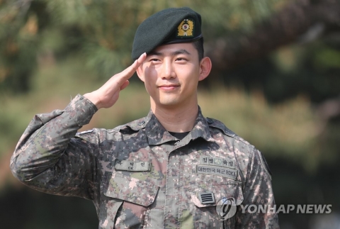 ‘모범병사’ 옥택연, 오늘(16일) 만기 전역···“2PM·트와이스 보고싶었다”