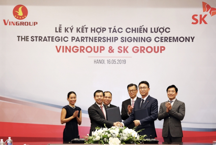 박원철 SK동남아투자법인 대표(오른쪽 두번째)와 응웬 비엣 꽝 빈그룹 부회장 겸 CEO(다섯번째)가 16일 베트남 하노이 빈그룹 본사에서 전략적 파트너십 협약을 체결하고 있다. 사진=SK 제공