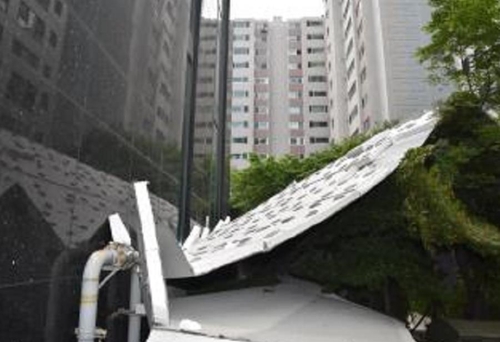 ‘강풍’에 서초동 아파트 외장재 추락···승용차 2대 일부 파손