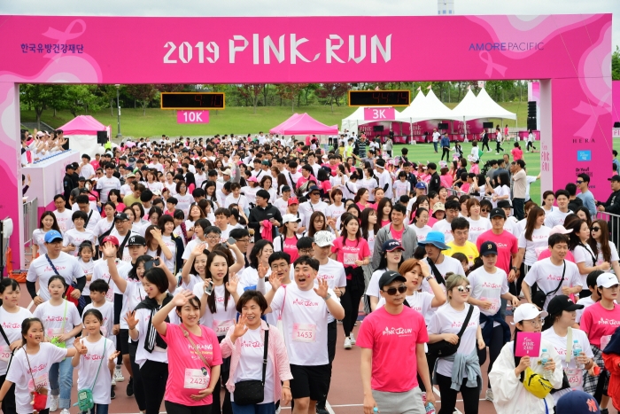아모레퍼시픽 주관, 2019 핑크런 광주대회에 참가한 시민들이 광주상무공원을 출발하고 있다.