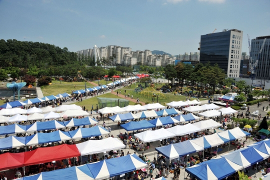 지난해 성남시청 광장에서 열린 성남 어린이 경제벼룩시장 전경.