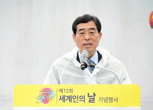지난 19일 개최된 세계인의 날 행사에서 윤화섭 안산시장이 인사말을 하고 있다.