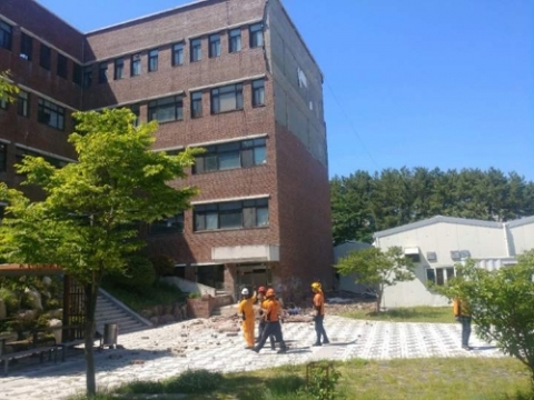 부산대 미술관 외벽서 벽돌 떨어져···미화원 1명 사망