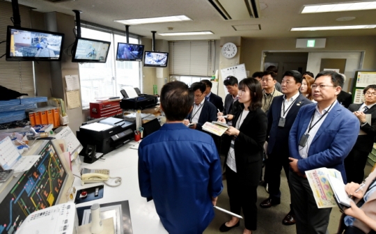 21일 박남춘 인천시장이 요코하마시 토츠카 자원선별센터를 방문해 폐기물 재활용 처리과정을 살펴보고 있다.