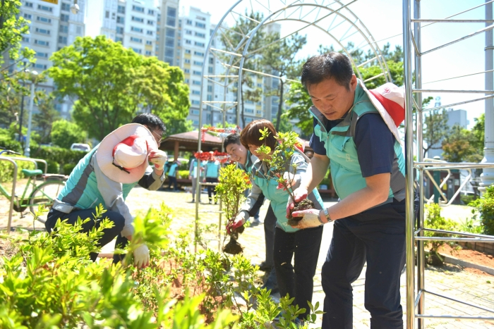 기아차 광주공장,  노후 어린이공원 정비활동 실시 기사의 사진