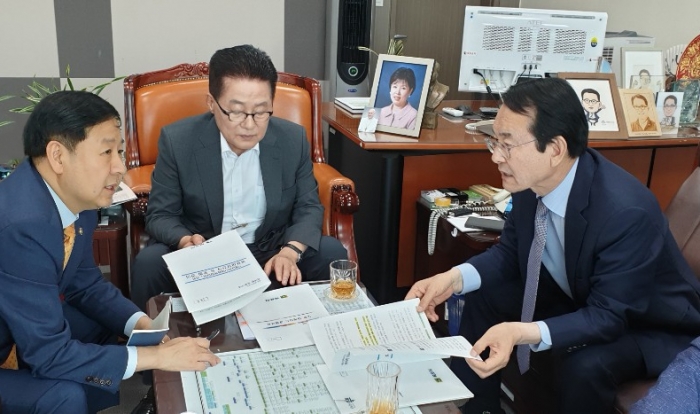 김종식 목포시장이 국비확보를 위해 22일 박지원 의원과 함께 구윤철 기재부 제2차관을 면담하고 있다.