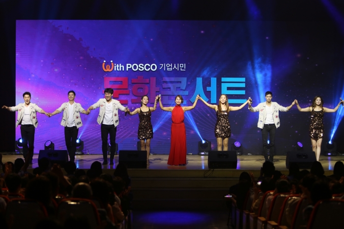 광양서 개최한 With POSCO 기업시민 문화콘서트에서 뮤지컬 배우 최정원이 관객들에게 인사하고 있다.