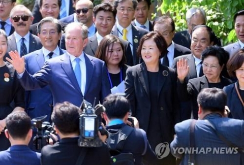 부시·김정숙 등 ‘노무현 10주기’ 추도식 참석···추모객 1만명