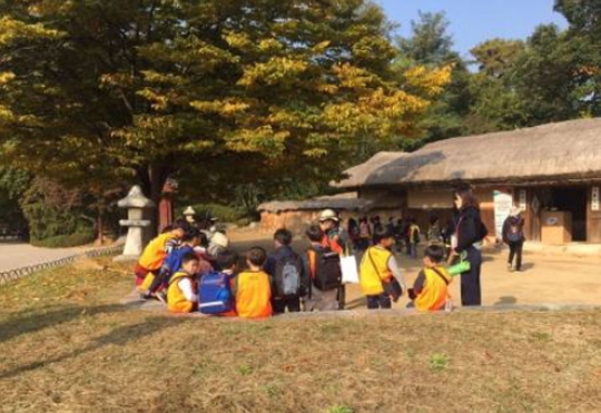 공원과-공원 이용 프로그램 참가자들이 중앙공원 수내동 가옥에서 공원의 역사 문화를 체험하고 있다.