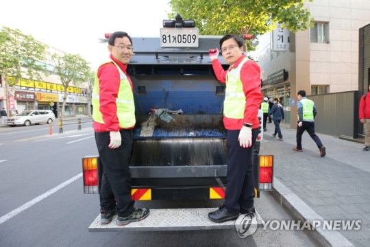 쓰레기 수거 청소차에 올라탄 황교안 자유한국당 대표. 사진=연합뉴스 제공