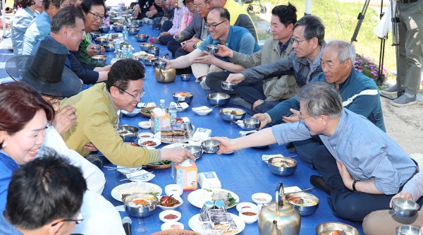 모내기 후 새참자리에서 문재인 대통령과 이철우 경북도지사가 막걸리로 건배를 하고 있다.(사진제공=경북도)