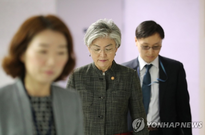 강경화 장관 “한-미, 정상 통화 유출···엄중문책할 것” 기사의 사진