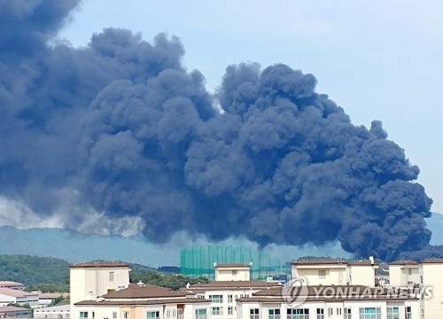 26일 오후 경남 김해시 한림면 한 조선기자재 공장에서 화재가 발생해 검은 연기가 퍼지고 있다. 사진=연합뉴스 제공