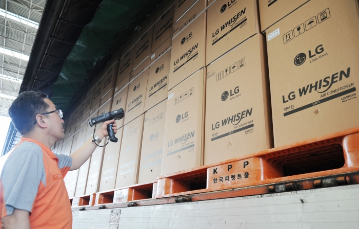 LG전자 직원들이 경남 창원사업장에서 휘센 씽큐 에어컨을 출하하고 있다. 사진=LG전자 제공