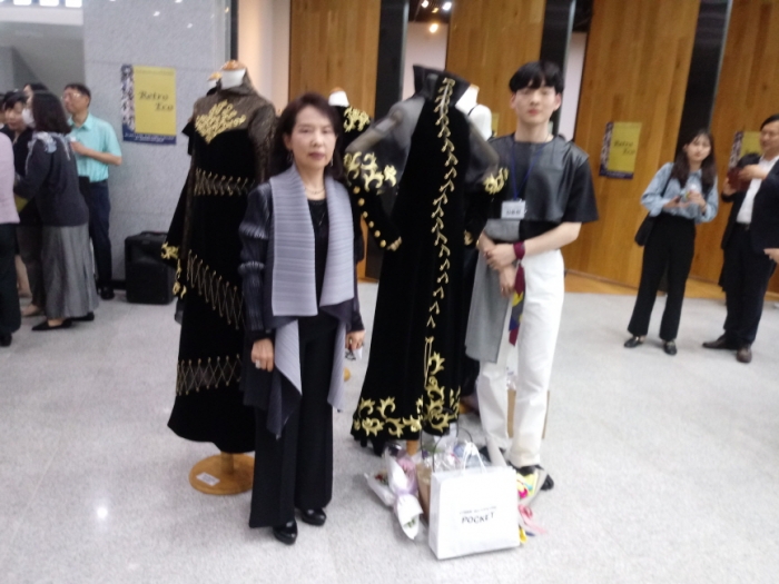조경희 목포대 패션의류학과 교수와 김동현 졸업작품위원장이 27일 개최한 제 29회 졸업작품발표회에서 기념촬영하고 있다.
