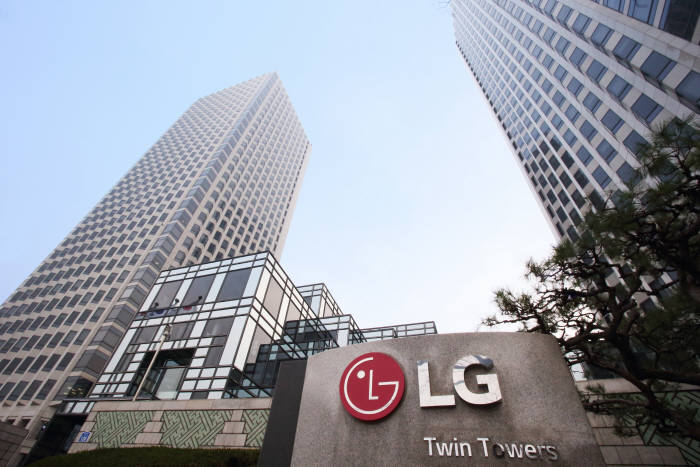 LG, 3분기 영업익 27% 감소···디스플레이·화학·유플러스 ‘주춤’ 기사의 사진