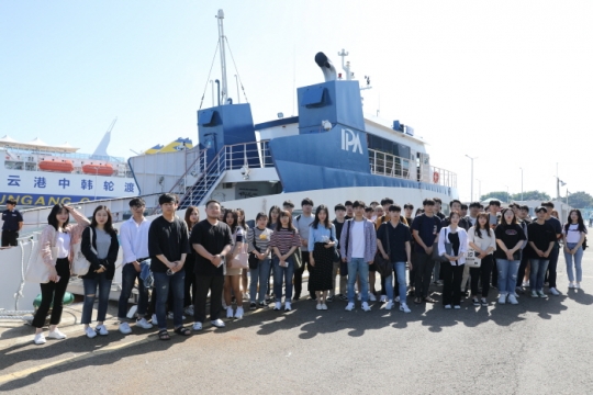 28일 인천대학교에서 물류 스타트업 강좌를 수강하고 있는 대학생들이 LNG 친환경 선박인 ‘에코누리호’에서 기념촬영을 하고 있다. 사진=인천항만공사