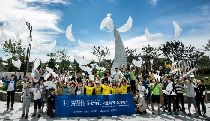 행사에 참석한 시민들이 순천시의 상징인 두루미 풍선을 날리고 있다. 사진=현대제철 제공