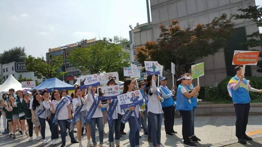 성남시 야탑역 광장서 금연 캠페인(작년 모습).