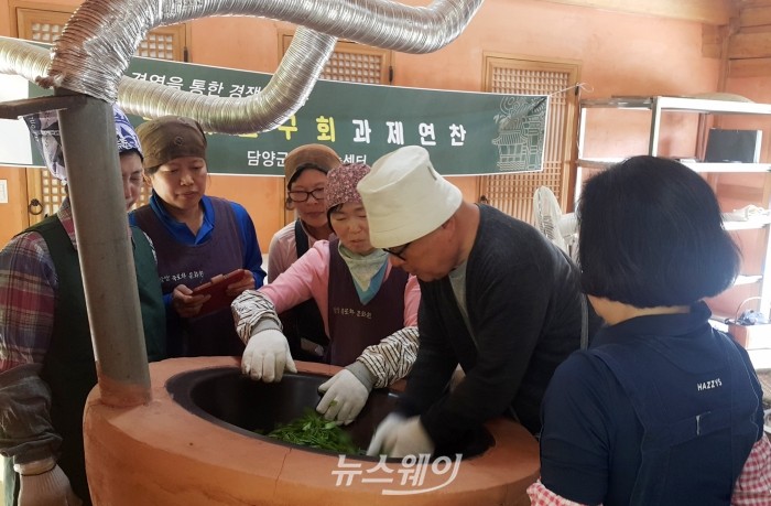전남 담양군은 친환경 고품질 죽로차 생산기술력을 높이기 위해 지난 13일부터 진행한 죽로차 재배부터 상품화 과정까지의 집중 심화 교육을 30일 마쳤다고 밝혔다.(사진=담양군)