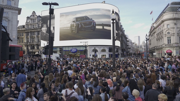 지난 31일 저녁(현지시각) 런던의 중심 피카딜리 서커스 전광판에 상영된 방탄소년단 웸블리 공연 홍보 영상을 보기 위해 몰려든 영국인들. 사진=현대자동차 제공