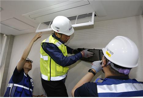 권태명 SR 대표이사(가운데)가 여름철 폭염과 폭우에 대비해 에어컨 필터를 점검하고 있다.