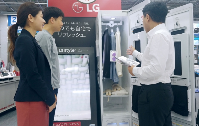 일본의 한 가전매장에서 직원이 고객에게 LG 트롬 스타일러를 소개하고 있다. 사진=LG전자 제공