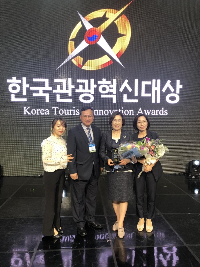 목포시가 7일 개최한 한국 최초의 관광산업 국제어워드인 ‘2019 한국관광혁신대상’ 시상식에서 콘텐츠부문 최우수상을 수상하고 있다.