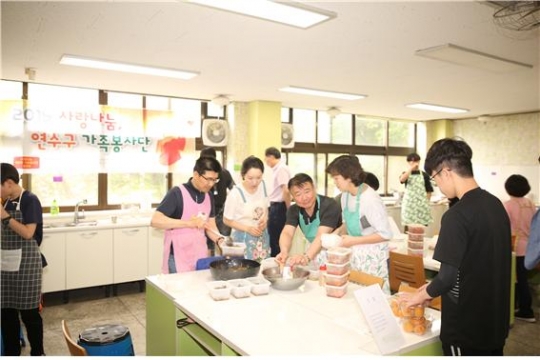 8일 선학중학교에서 박인서 인천도시공사 사장과 연수구 사랑나눔 가족봉사단이 홀몸 노인들에게 전달할 반찬을 만들고 있다.