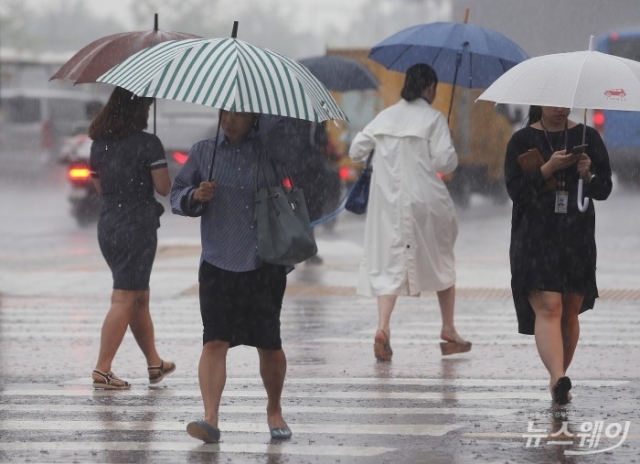 전국 흐리고 일부 지역 천둥·번개 동반 비···미세먼지 ‘좋음’