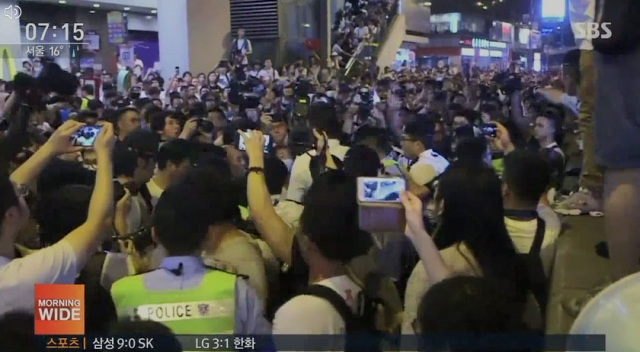 “중국 송환 반대”··· 거리로 나선 홍콩 시민 100만 명의 함성