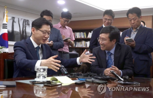 ‘文의 남자’ 양정철·김경수 만남···선거 질문엔 말 아껴
