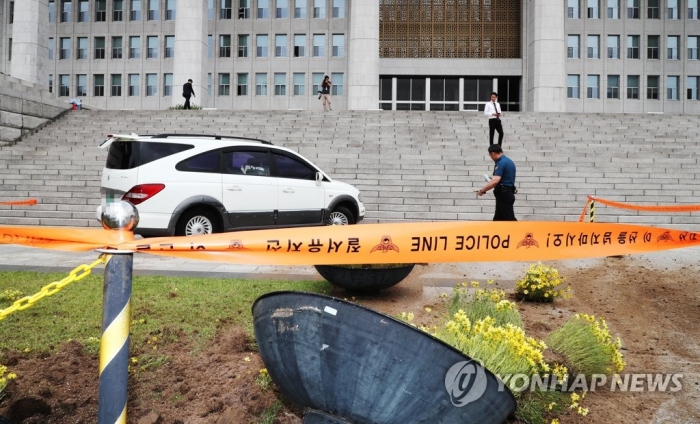 국회 본청 앞 계단으로 돌진한 승합차량. 사진=연합뉴스 제공
