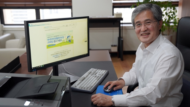 홍재은 농협생명 사장, ‘온라인 생활레저보험’ 1호 가입