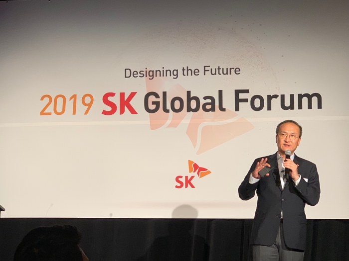 이석희 SK하이닉스 사장이 15일(현지시간) 미국 캘리포니아주 샌프란시스코에서 개최된 ‘2019 SK 글로벌 포럼’에서 사업전략을 발표하고 있다. 사진=SK 제공
