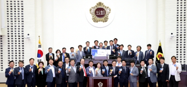 인천시의회 시의원들이 인천e음 카드 기능을 갖춘 의원 신분증을 들고 기념촬영을 하고 있다.