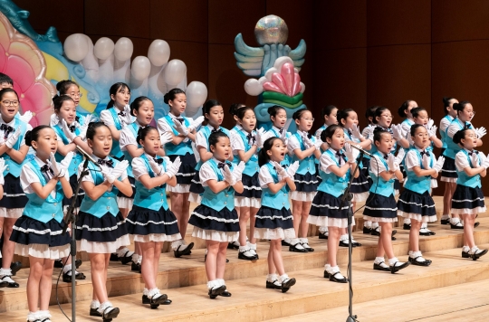 현대해상이 14일 서울 여의도 KBS홀에서 개최한 ‘제10회 어린이 교통안전 동요제’에서 대상을 수상한 부산 용수초등학교 합창단이 ‘나부터 우리 함께’를 부르고 있다. 사진=현대해상