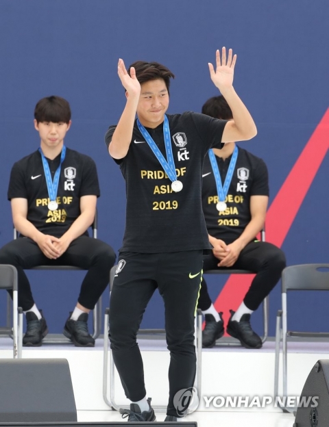 이강인 “전세진-엄원상, 누나에 소개해 주고파···나머지는 비정상”