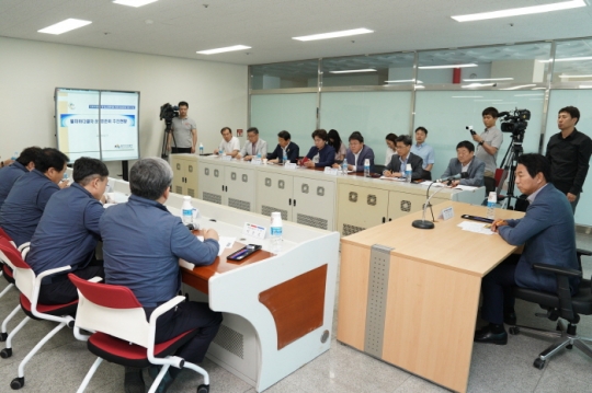 17일 인천시의회 건설교통위원회 위원들이 월미바다열차 추진상황에 대한 보고를 받고 있다.