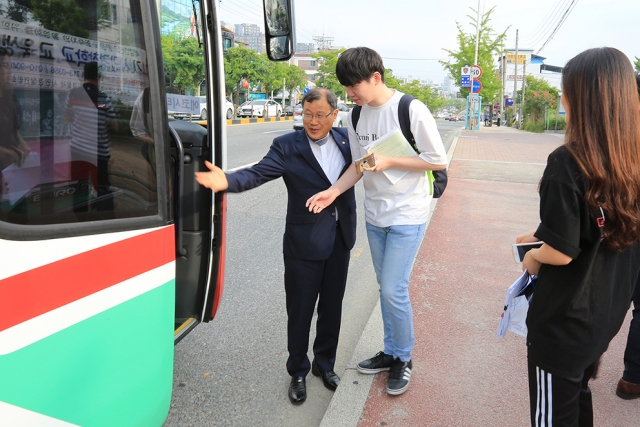 원광대 박맹수 총장, 아침 첫 통학버스 타고 학생들과 소통
