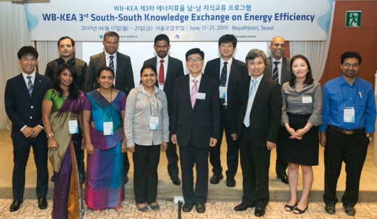 17일부터 21일까지 서울 로얄호텔에서 열리는「WB-KEA 에너지효율 남-남 지식교류 프로그램」에서 한국에너지공단 오대균 기후대응이사(우측 네 번째)와 참가자들이 단체사진을 촬영하고 있다.