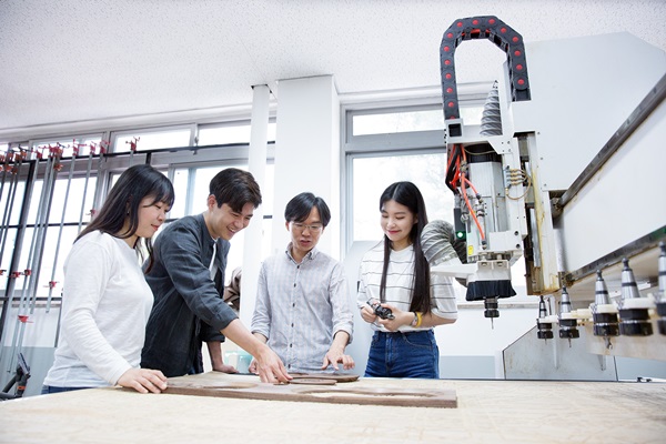 경일대학교 내 메이커스페이스에서 창업동아리 학생들이 3D 프린터를 이용해 시제품 제작중인 모습.(사진제공=경일대)